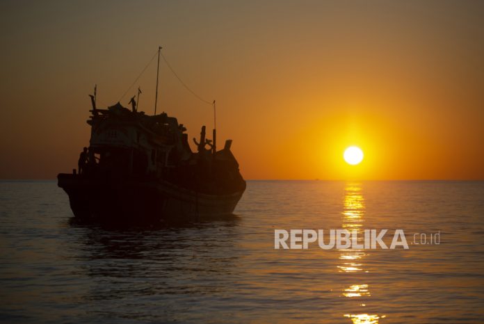 Ditolak Berlabuh, Imigran Rohingya di Perairan Aceh Selatan Bertahan di Ditolak Berlabuh, Imigran Rohingya di Perairan Aceh Selatan Bertahan di Kapal