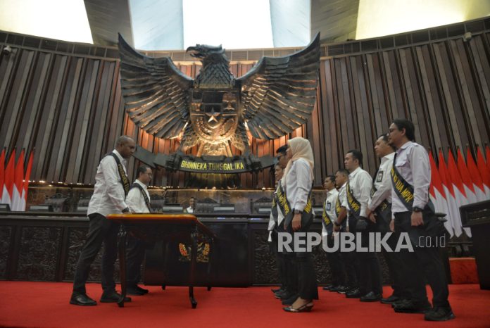 Pegawai MPR melakukan gladi kotor pelantikan presiden dan wakil presiden di Ruang Rapat Paripurna I, Gedung Nusantara, Kompleks parlemen, Jakarta, Jumat (18/10/2024). Gladi tersebut dilakukan untuk persiapan menjelang pelantikan Presiden dan Wakil Presiden terpilih masa bakti 2024-2029 Prabowo Subianto dan Gibran Rakabuming Raka yang akan dilaksanakan pada Ahad (20/10/2024).