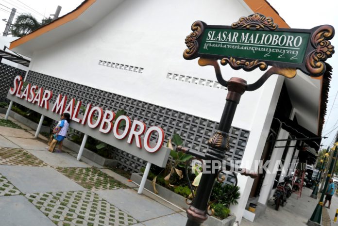 Stasiun Yogyakarta Paling Banyak Jadi Tujuan Turis Asing yang Naik Salah satu sudut bangunan Slasar Malioboro, Stasiun Tugu, Yogyakarta, Kamis (11/3). Slasar Malioboro dibangun oleh PT KAI merupakan pengembangan kawasan Stasiun Tugu. Tempat ini menjadi penghubung antara stasiun dengan kawasan Malioboro. Dengan luas 1.700 meter persegi ini akan menampung 18 retail serta 30 UMKM.