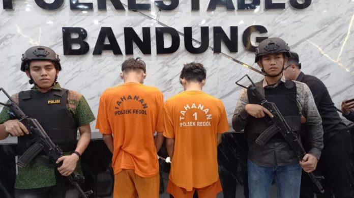 Dua Anggota Geng Bermotor Ditangkap Gara-Gara Lakukan Pengeroyokan di Bandung Dua orang anggota geng bermotor berinisial SAS (19 tahun) dan FG (19 tahun) ditangkap gara-gara melakukan pengeroyokan terhadap tiga pemuda di Jalan BKR, Kecamatan Regol, Kota Bandung. Akibat kejadian tersebut, tiga orang korban mengalami luka ringan hingga berat.