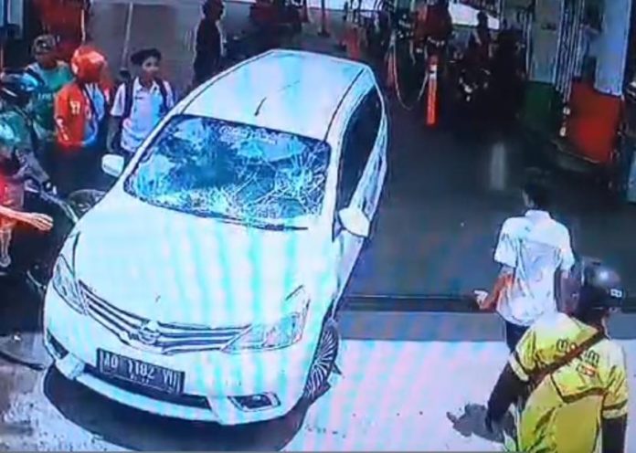 Viral, Mobil di Solo Tabrak Sejumlah Kendaraan, Warga Sebut Korban Polresta Solo amankan pengemudi mobil yang tabrak lari yang sempat dikejar warga karena melarikan diri dan menabrak sejumlah kendaraan, Senin (24/10/2024).