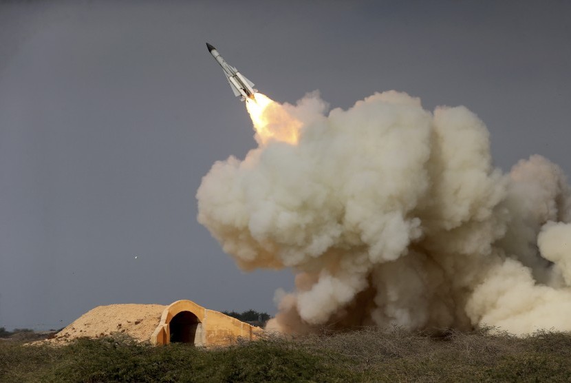 BREAKING NEWS: Iran Luncurkan Misil Balistik ke Israel Sebuah foto yang mengilustrasikan peluncuran misil militer Iran di kota Bushehr, pada akhir Desember 2016. Pemerintah AS baru saja menjatuhkan sanksi kepada Iran atas dugaan kepemilikan misil yang bisa membawa senjata nuklir.