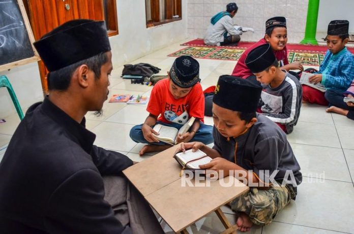 Program Magrib Mengaji Ridwan Kamil-Suswono Didukung Tokoh Agama Sejumlah anak mengikuti Program Magrib Mengaji.