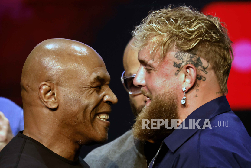 Jake Paul Menang Angka Atas Mike Tyson, Ini Catatan dari Ronde ke Ronde Mike Tyson (kiri) dan Jake Paul.
