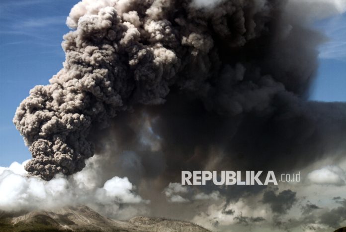 Bandara Komodo Tutup Sementara Terpapar Abu Erupsi Lewotobi Gunung Lewotobi Laki-laki mengeluarkan asap vulkanik yang diabadikan dari di Desa Lewoingu, Kecamatan Titehena, Kabupaten Flores Timur, Provinsi Nusa Tenggara Timur, Kamis (7/11/2024). PVMBG menyatakan Gunung Lewotobi Laki-laki kembali erupsi pada Kamis (7/11) pukul 10.48 WITA dengan tinggi kolom abu teramati 5.000 m di atas puncak.