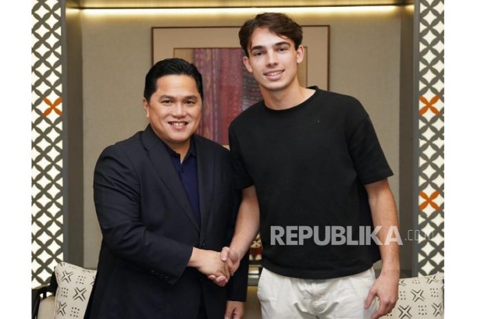 Ketum PSSI Erick Thohir Belum Bisa Berkomentar Soal Naturalisasi Ole Ketua Umum PSSI Erick Thohir bersalaman dengan Tim Geypens, pemain keturunan Indonesia yang akan menjalani proses naturalisasi.