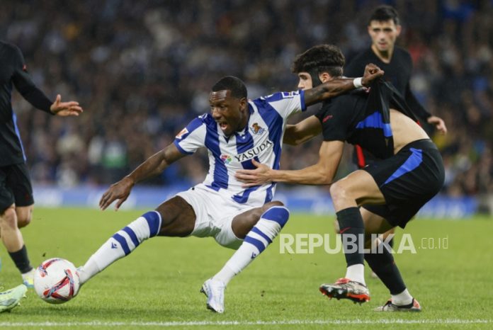 Real Sociedad Sengat Barcelona Lewat Gol Sheraldo Becker Pemain Real Sociedad Sheraldo Becker (kiri) beraksi melawan Pau Cubarsi dari FC Barcelona selama pertandingan sepak bola La Liga Spanyol di Stadion Anoeta, San Sebastian, Senin (11/11/2024) dini hari WIB., Real Sociedad menang 1-0 lewat gol Becker.