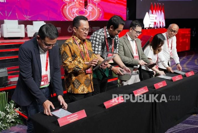 Privy dan AFTECH Teken Pakta Integritas, Dorong Keamanan Fintech Peer Privy, penyedia layanan digital trust, menunjukkan komitmennya untuk memperkuat keamanan, transparansi, dan keberlanjutan pada industri fintech peer to peer lending di Indonesia. Komitmen itu tertuang dalam sebuah pakta integritas yang disepakati bersama dengan Asosiasi Fintech Indonesia (AFTECH) dan Asosiasi Fintech Pendanaan Bersama Indonesia (AFPI)