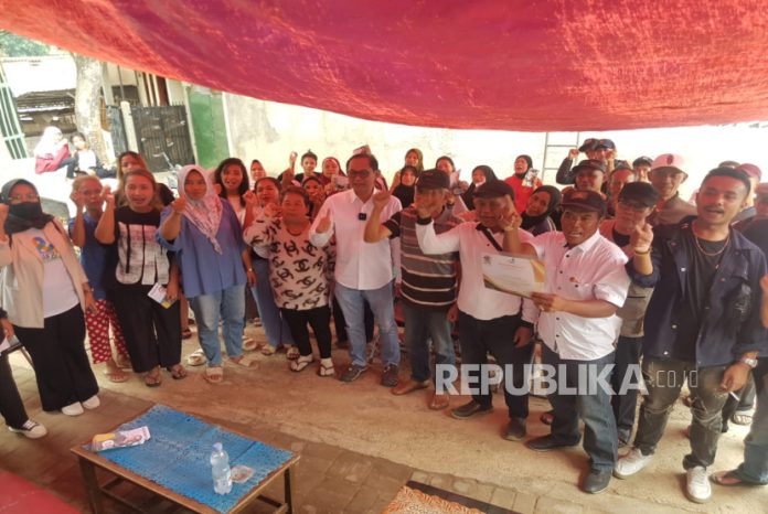 Program Koperasi RW dan Youth Space Jadi Harapan Warga Cigending Warga RW 09, Kelurahan Cigending, Kota Bandung, paham betul akan program solutif yang ditawarkan pasangan calon wali kota dan wakil wali kota Bandung Dandan Riza Wardana-Arif Wijaya saat menggelar kegiatan sapa warga dan silaturahmi di RT 02 RW 09, Jumat 15 November 2024.