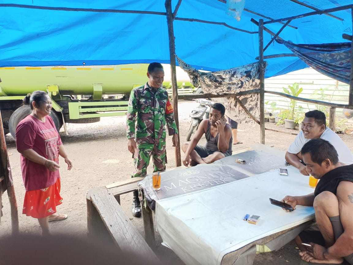 Babinsa Koramil 02/BK dan Security Pertamina Gelar Patroli Keamanan Jalur Pipa Minyak