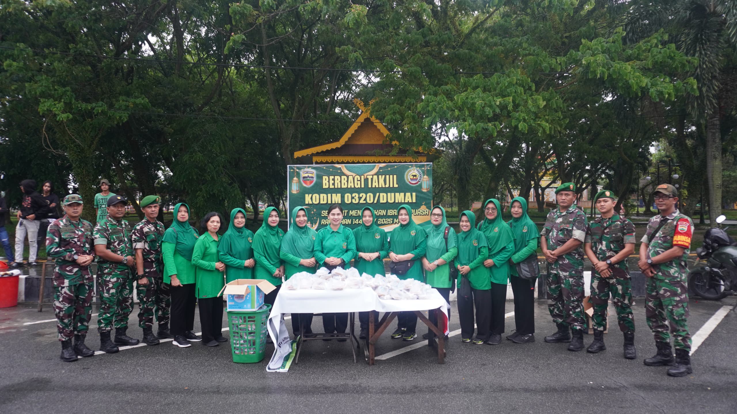 Kodim 0320/Dumai Berbagi Berkah Ramadhan: Dandim Pimpin Langsung Pembagian Takjil di Jalan Jend. Sudirman