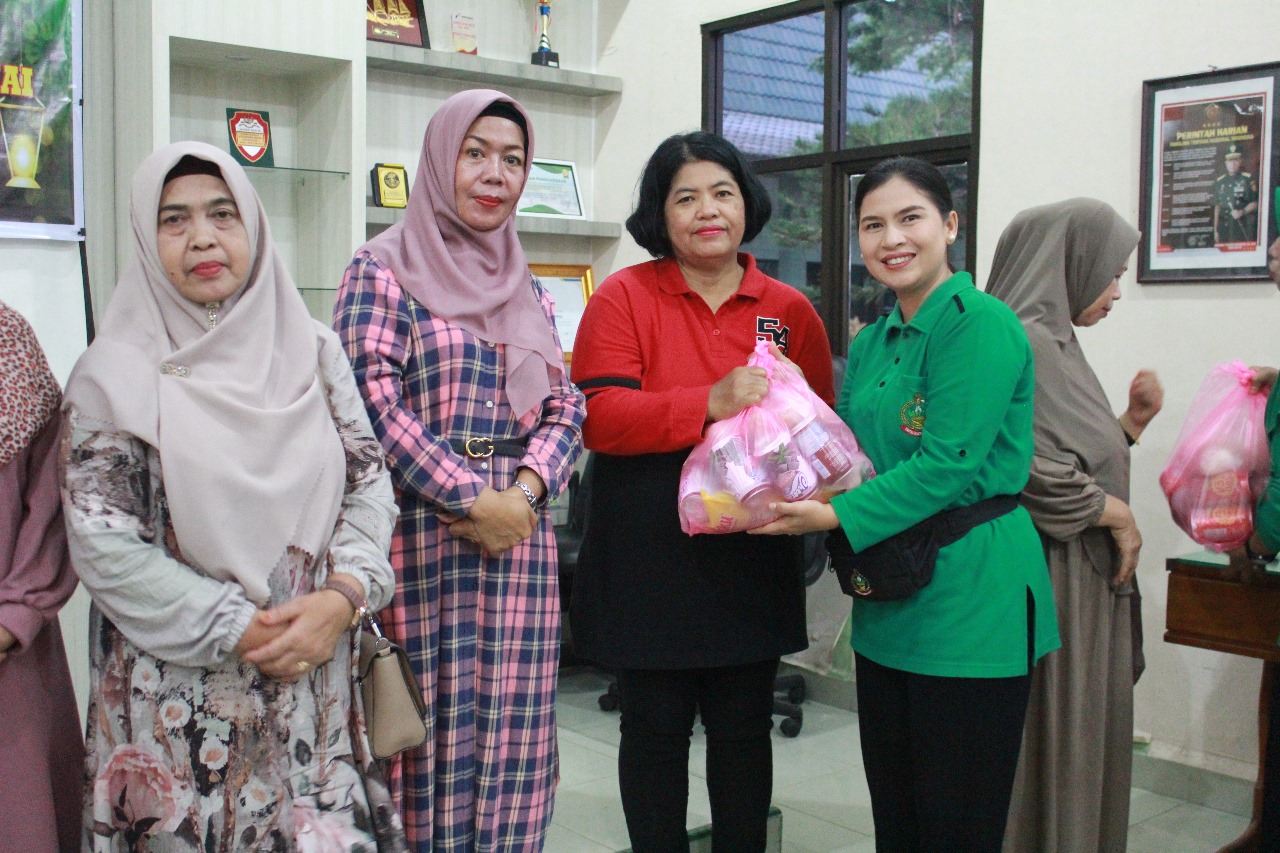 Kodim 0320/Dumai Gelar Berkah Ramadan, Bagikan Sembako untuk Warakawuri