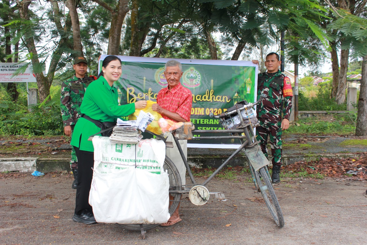 Kodim 0320/Dumai dan Persit KCK Bagikan Sembako untuk Masyarakat dalam Kegiatan “Berkah Ramadhan”