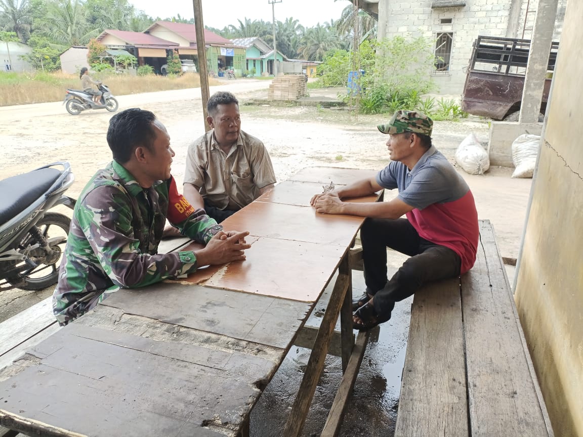 Babinsa Koramil 02/BK dan Security Pertamina Patroli Jalur Pipa Minyak, Pastikan Keamanan Infrastruktur Energi