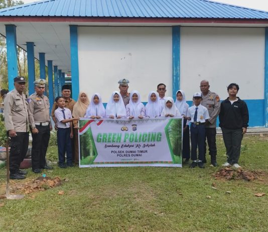 Polsek Dumai Timur Tanam Pohon di SMPN Binsus, Wujudkan Komitmen Green Policing