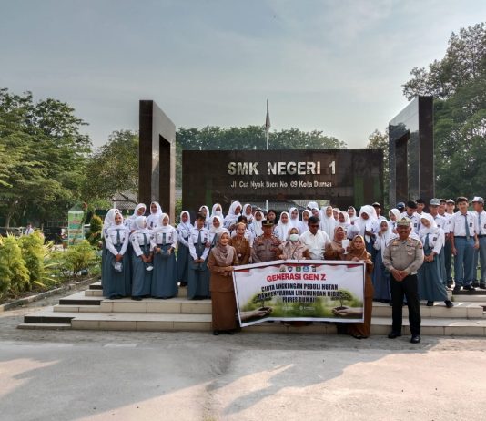 Polsek Dumai Barat Tanamkan Semangat Green Policing di SMKN 1 Dumai