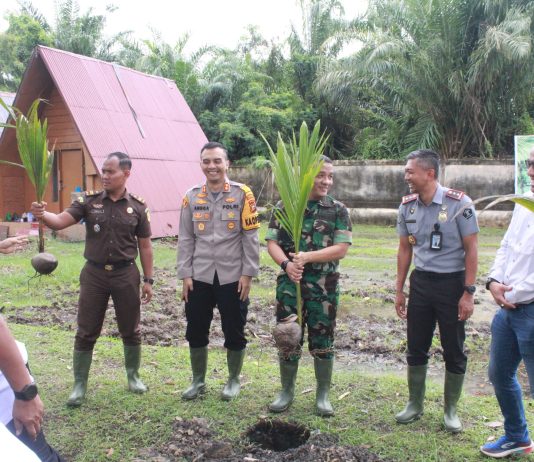 Imigrasi Dumai Gelar Penanaman Bibit Kelapa Dukung Ketahanan Pangan dan Pelestarian Lingkungan