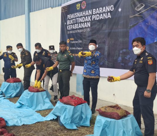 Kodim 0320/Dumai Hadiri Pemusnahan Barang Bukti Penyelundupan Bawang di KPPBC Dumai