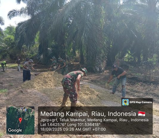HUT ke-80 TNI, Koramil 02/Bukit Kapur dan Warga Teluk Makmur Gelar Bakti Ter Prima Perbaikan Jalan
