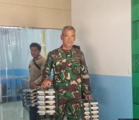 Babinsa Koramil 02/Bukit Kapur Dampingi Distribusi Makan Bergizi Gratis untuk 2.162 Siswa di Dumai