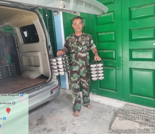 Babinsa Koramil 02/Bukit Kapur Dampingi Distribusi 2.162 Porsi Makan Bergizi Gratis untuk Pelajar