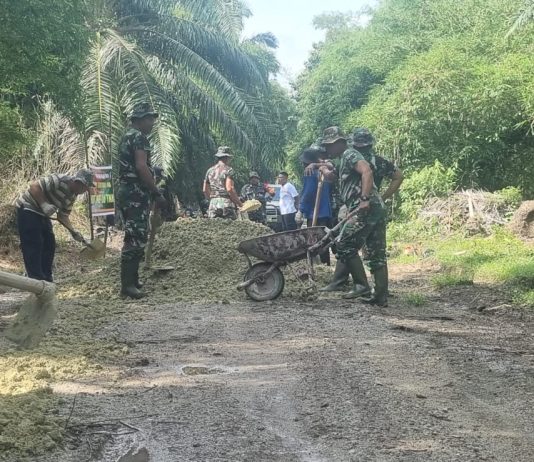 HUT ke-80, Kodim 0320 Dumai Perbaiki Jalan Bersama Warga Teluk Makmur