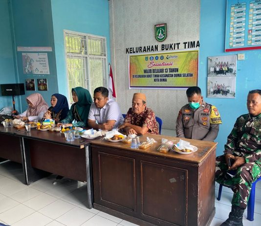 Babinsa Bukit Timah Hadiri Sosialisasi dan Penandatanganan Komitmen Bersama Program Wajib Belajar 13 Tahun