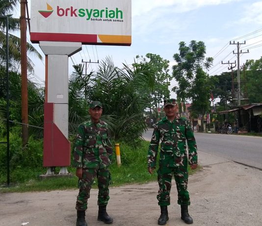 Babinsa Serda Iwan Sahputra Gencarkan Patroli dan Sosialisasi Cegah Karlahut di Kelurahan Bangsal Aceh