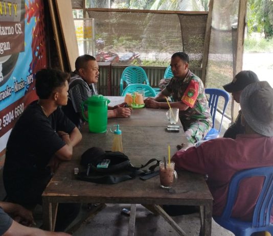 Babinsa Koramil 03/Sungai Sembilan Pererat Kedekatan dengan Warga Lewat Komsos di Basilam Baru