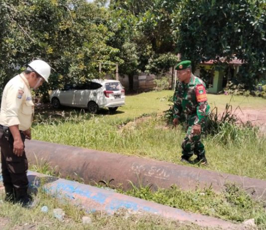 Jaga Aset Vital Negara, Babinsa dan Security Pertamina Hulu Rokan Patroli Jalur Pipa di Dumai