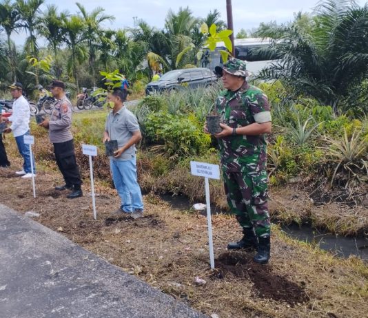 Peduli Lingkungan, Kapten Inf Hendra Darma Dukung Kegiatan Penghijauan PT APICAL di Sungai Sembilan