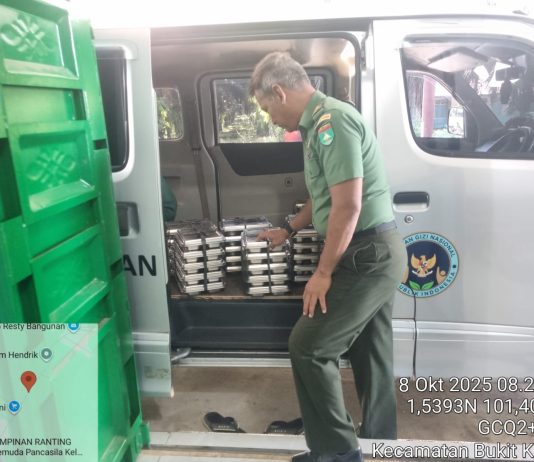 Babinsa Koramil 02/Bukit Kapur Dukung Program Makan Bergizi Gratis untuk Ribuan Siswa di Kecamatan Bukit Kapur