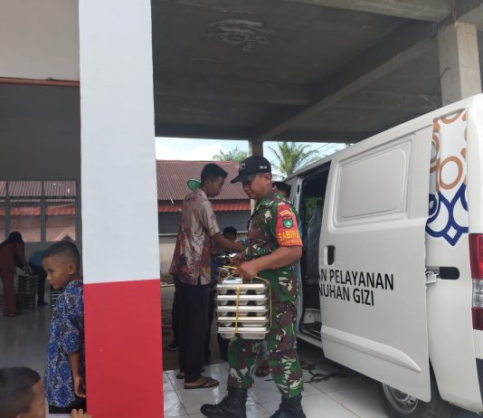 Babinsa Bukit Kapur Turut Sukseskan Program Makanan Bergizi Gratis Bersama Yayasan Dumai Kota dan BGN