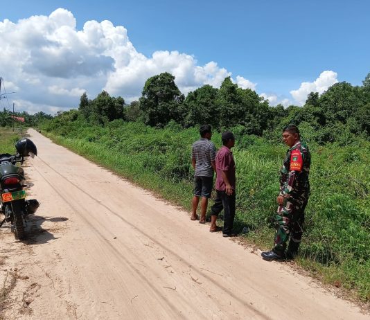 Babinsa Teluk Makmur Bersama Warga Perkuat Sinergi dalam Pencegahan Karhutla