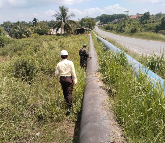 Babinsa Koramil 01/Dumai dan SKK Migas Patroli Jalur Pipa Minyak di Dumai Timur