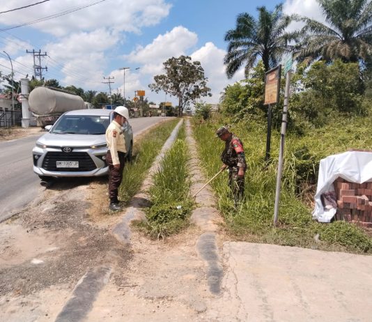 Babinsa Koramil 01/Dumai Serka Suandi Bersama SKK Migas dan Pertamina Gelar Patroli Gabungan Amankan Jalur Pipa Minyak di Bukit Batrem