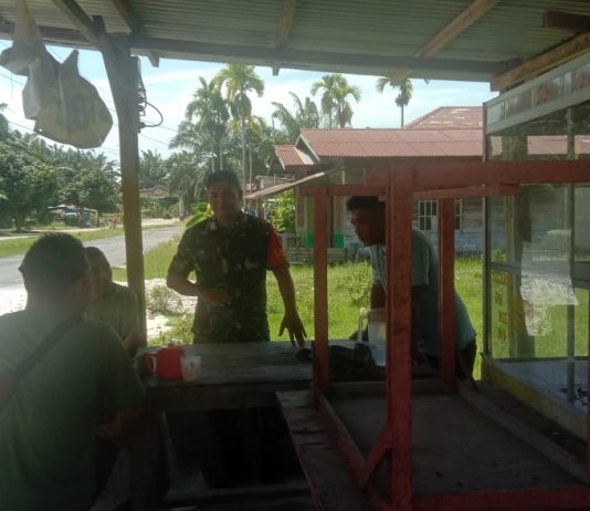 Babinsa Teluk Makmur Ajak Tokoh Masyarakat Jaga Keamanan, Kebersihan, dan Cegah Narkoba