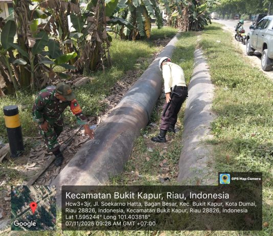 Babinsa dan Security PHR Gelar Patroli Jalur Pipa Minyak di Dumai