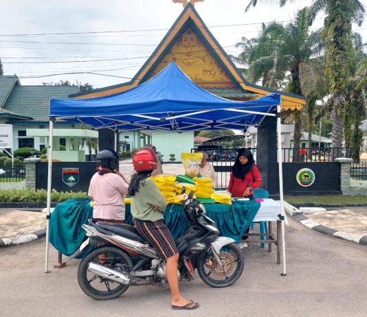 Kodim 0320/Dumai Hadirkan Pasar Murah, Warga Antusias Dapatkan Beras SPHP Terjangkau
