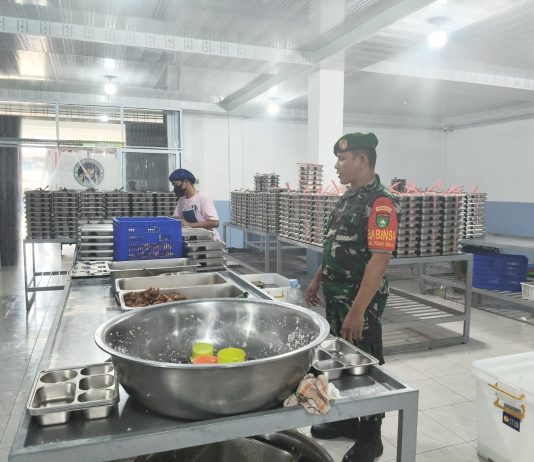 Babinsa Teluk Binjai Dampingi Penyaluran Makanan Bergizi Gratis untuk Ribuan Siswa di Dumai