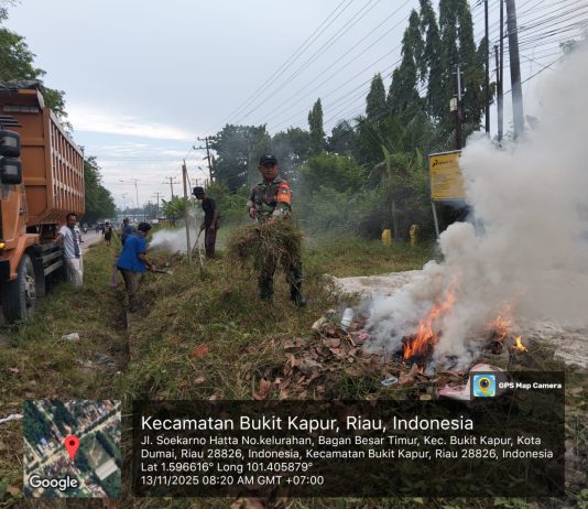 Babinsa Bagan Besar Timur Ajak Warga Gotong Royong Bersihkan Parit Antisipasi Banjir
