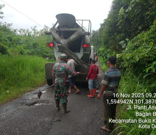 Wujud Kepedulian Lingkungan, Babinsa Koramil 02/Bukit Kapur dan Warga Kompak Perbaiki Jalan Rusak