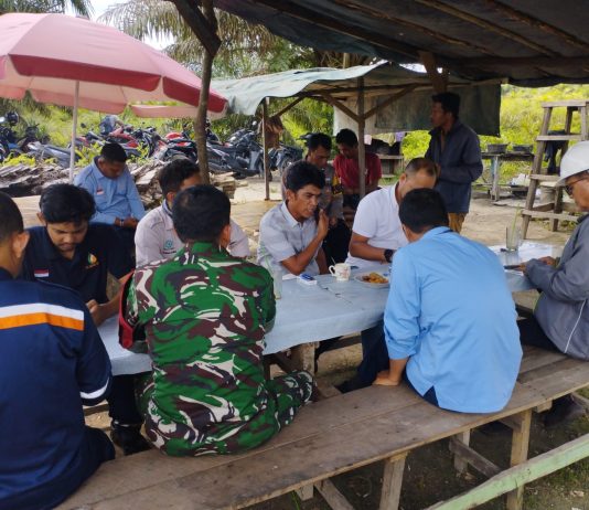 Babinsa Lubuk Gaung Laksanakan Komsos untuk Perkuat Kemanunggalan TNI–Rakyat