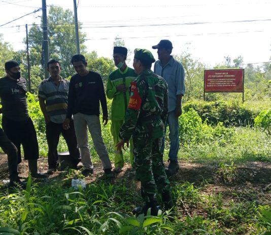 “Babinsa Koramil 01/Dumai Gelar Patroli Keamanan Jalur Pipa Pertamina dan Sosialisasi Keselamatan Warga”