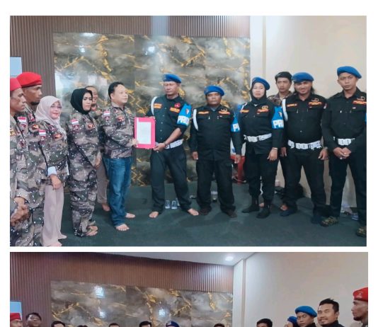 SK Surat Mandat Diserahkan Langsung oleh Komandan Satgas GRIB JAYA Kota Dumai Suprianto kepada Komandan Provost Indra putra