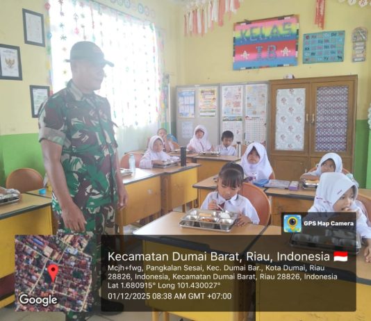 Babinsa Pangkalan Sesai Dampingi Penyaluran 2.542 Porsi Makanan Bergizi untuk Pelajar di Dumai