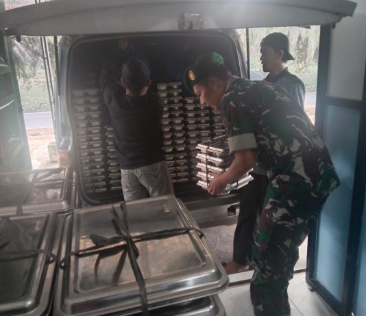 Babinsa Koramil 02/BK Dampingi Pembagian Makanan Bergizi Gratis untuk 3.264 Siswa di Kecamatan Bukit Kapur