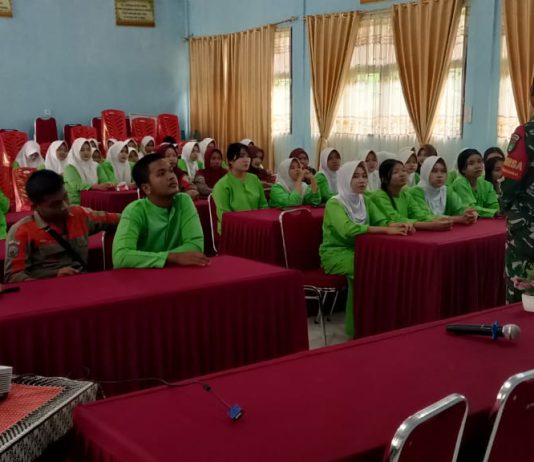 Peltu Edeng Koswara dan Serda Erwan Beri Penyuluhan Rekrutmen TNI AD kepada Pelajar Sungai Sembilan