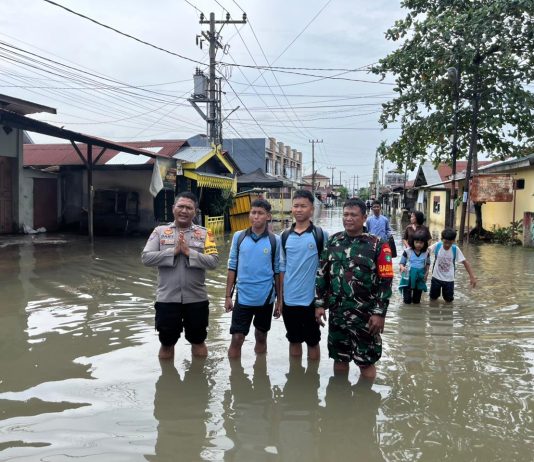 Kodim 0320/Dumai Melalui Babinsa Lakukan Pengecekan Banjir di Kelurahan Buluh Kasap*