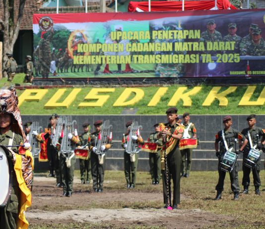 Penutupan Diklatsarmil Komcad Kementerian Transmigrasi 2025 di PUSDIKKU DITKUAD Bandung Semakin Meriah dengan Atraksi 100 Taruna SMA Taruna Nusantara Indonesia